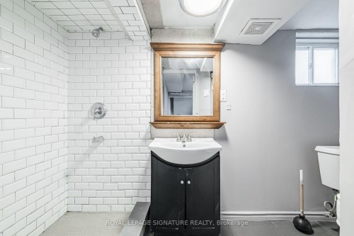 2935 St Clair Avenue E, Toronto, ON - Indoor Photo Showing Bathroom