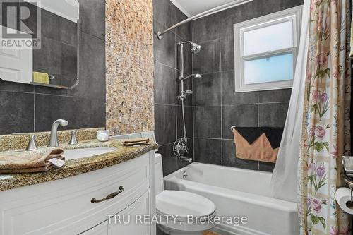 Main floor bath - 1908 Saunderson Drive, Ottawa, ON - Indoor Photo Showing Bathroom