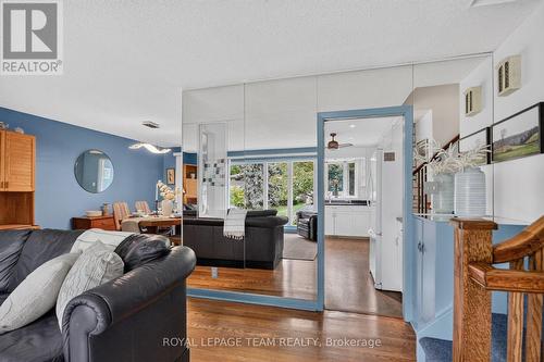 673 Golden Avenue, Ottawa, ON - Indoor Photo Showing Living Room