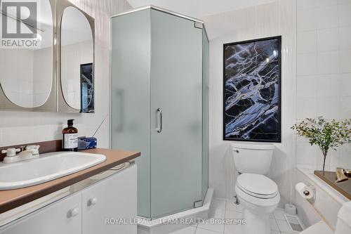 673 Golden Avenue, Ottawa, ON - Indoor Photo Showing Bathroom