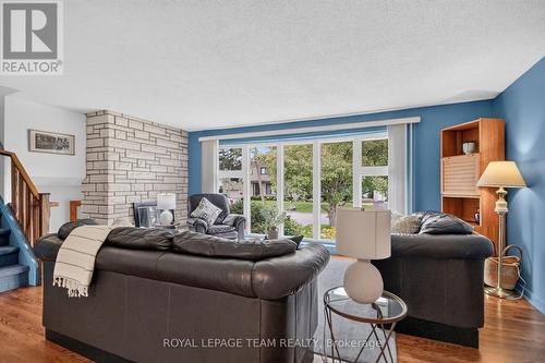673 Golden Avenue, Ottawa, ON - Indoor Photo Showing Living Room
