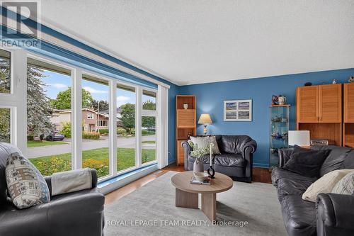 673 Golden Avenue, Ottawa, ON - Indoor Photo Showing Living Room