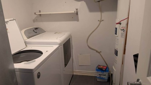 Salle de lavage - B-32 Boul. Des Sources, Pointe-Claire, QC - Indoor Photo Showing Laundry Room