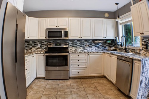 #2-906 Admirals Rd, Esquimalt, BC 