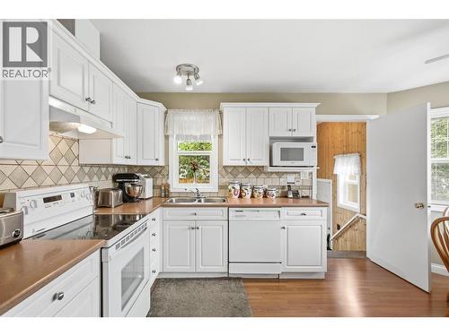 1339 Richter Street, Kelowna, BC - Indoor Photo Showing Kitchen With Double Sink