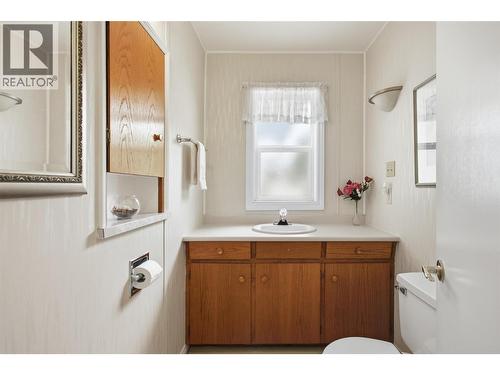 1339 Richter Street, Kelowna, BC - Indoor Photo Showing Bathroom