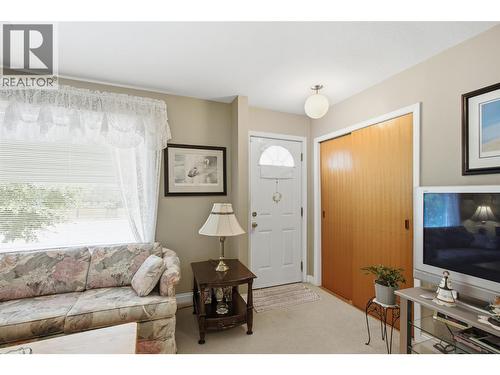 1339 Richter Street, Kelowna, BC - Indoor Photo Showing Living Room