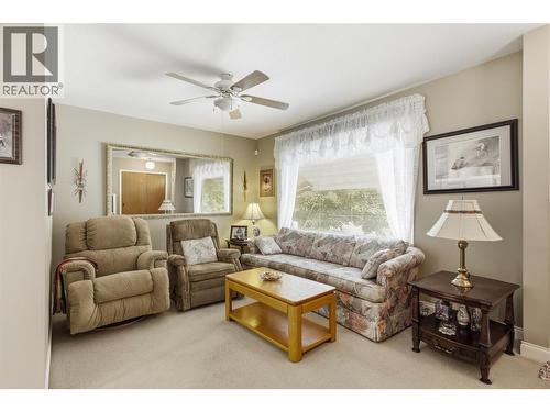 1339 Richter Street, Kelowna, BC - Indoor Photo Showing Living Room