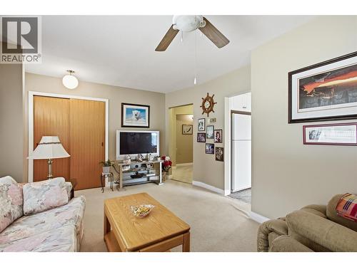 1339 Richter Street, Kelowna, BC - Indoor Photo Showing Living Room