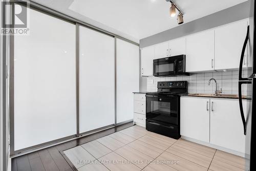 522 - 80 Esther Lorrie Drive, Toronto, ON - Indoor Photo Showing Kitchen