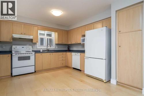 472 Hidden Creek Drive, Kitchener, ON - Indoor Photo Showing Kitchen