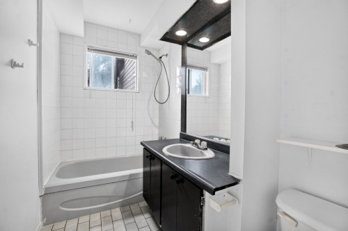 Bathroom - 8948 Rue St-Hubert, Montréal (Ahuntsic-Cartierville), QC - Indoor Photo Showing Bathroom