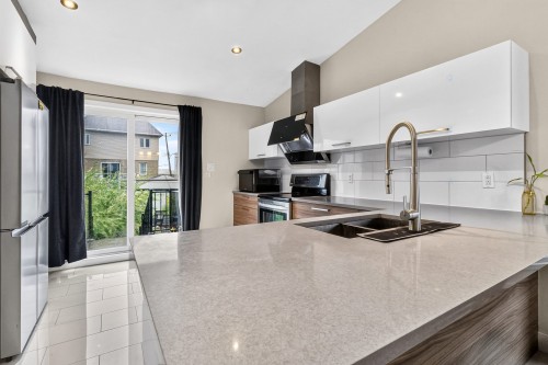 Cuisine - 407 Ch. Des Prairies, Brossard, QC - Indoor Photo Showing Kitchen With Double Sink With Upgraded Kitchen