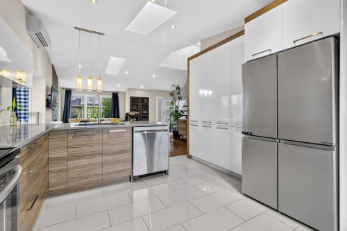 Cuisine - 407 Ch. Des Prairies, Brossard, QC - Indoor Photo Showing Kitchen With Upgraded Kitchen