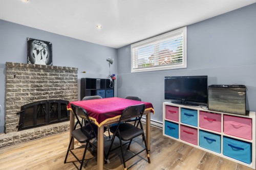 Salle familiale - 407 Ch. Des Prairies, Brossard, QC - Indoor With Fireplace
