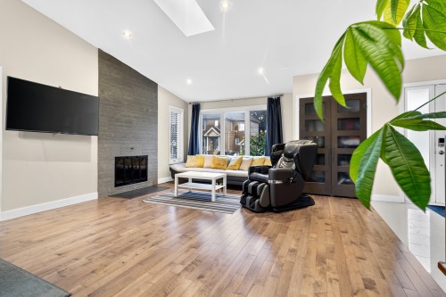 Salon - 407 Ch. Des Prairies, Brossard, QC - Indoor With Fireplace