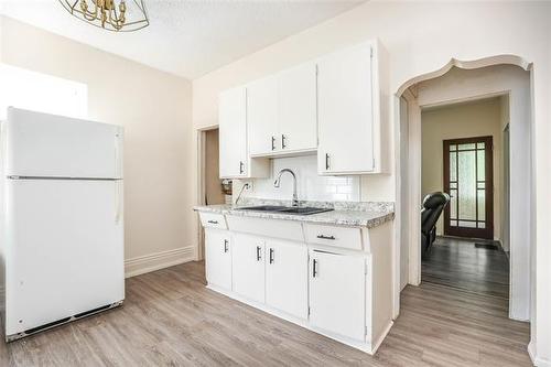 895 Alfred Ave, Winnipeg, MB - Indoor Photo Showing Kitchen