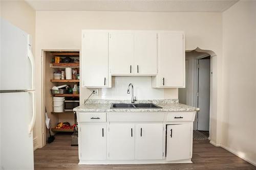 895 Alfred Ave, Winnipeg, MB - Indoor Photo Showing Kitchen With Double Sink