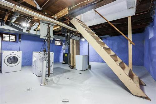 895 Alfred Ave, Winnipeg, MB - Indoor Photo Showing Laundry Room