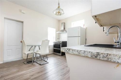 895 Alfred Ave, Winnipeg, MB - Indoor Photo Showing Kitchen