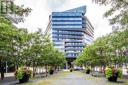 812 - 21 LAWREN HARRIS SQUARE  Toronto, ON M5A 1T4