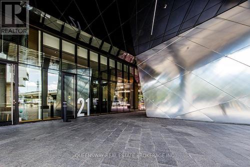 812 - 21 LAWREN HARRIS SQUARE , Toronto, Ontario M5A 1T4 2