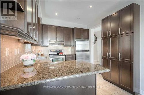 77 Reynolds Crescent, Aurora, ON - Indoor Photo Showing Kitchen With Upgraded Kitchen