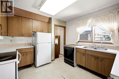 4023 Mcphail Avenue, Regina, SK - Indoor Photo Showing Kitchen With Double Sink