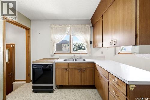 4023 Mcphail Avenue, Regina, SK - Indoor Photo Showing Kitchen With Double Sink