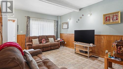 20 1/2 Lawrence Avenue, Cornwall, ON - Indoor Photo Showing Living Room