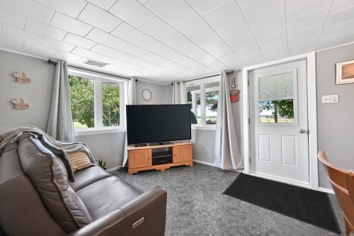 Salon - 89 Route 222, Sainte-Christine, QC 