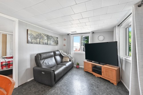 Salon - 89 Route 222, Sainte-Christine, QC 