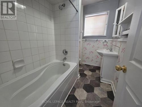 51 Edinburgh Avenue, Hamilton, ON - Indoor Photo Showing Bathroom