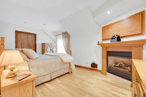 Chambre à coucher principale - 106-12A Rue Léonard, Saint-Sauveur, QC - Indoor Photo Showing Bedroom With Fireplace