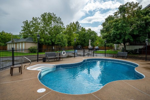 Piscine - 106-12A Rue Léonard, Saint-Sauveur, QC - Outdoor With In Ground Pool With Backyard