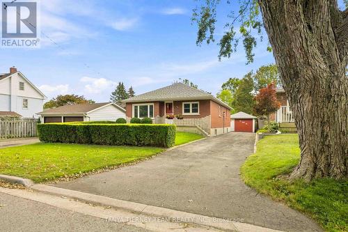 285 MURIEL AVENUE  Oshawa, ON L1J 2W8