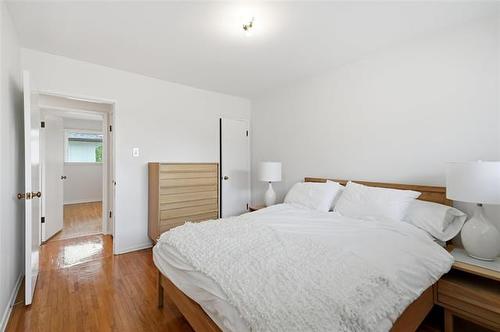 424 Dunrobin Ave, Winnipeg, MB - Indoor Photo Showing Bedroom