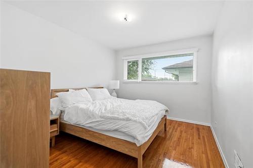 424 Dunrobin Ave, Winnipeg, MB - Indoor Photo Showing Bedroom
