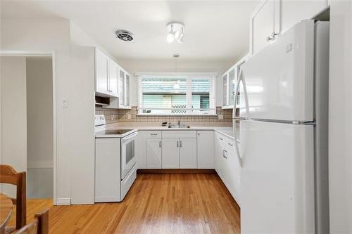424 Dunrobin Ave, Winnipeg, MB - Indoor Photo Showing Kitchen