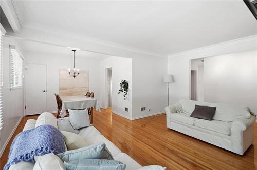 424 Dunrobin Ave, Winnipeg, MB - Indoor Photo Showing Living Room