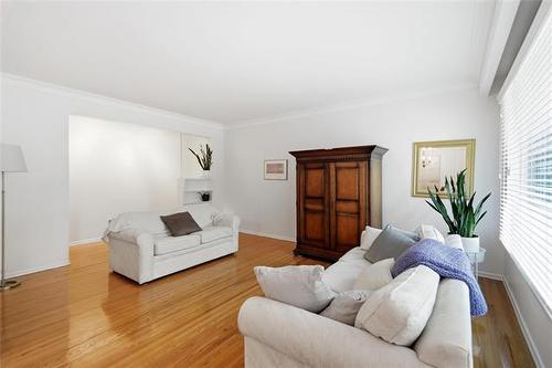424 Dunrobin Ave, Winnipeg, MB - Indoor Photo Showing Living Room