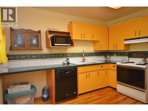 7609 Cunliffe Road, Coldstream, BC - Indoor Photo Showing Kitchen