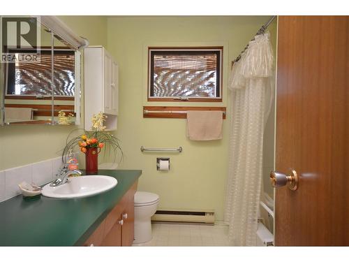 7609 Cunliffe Road, Coldstream, BC - Indoor Photo Showing Bathroom