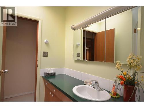 7609 Cunliffe Road, Coldstream, BC - Indoor Photo Showing Bathroom