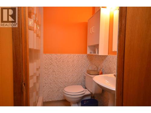 7609 Cunliffe Road, Coldstream, BC - Indoor Photo Showing Bathroom