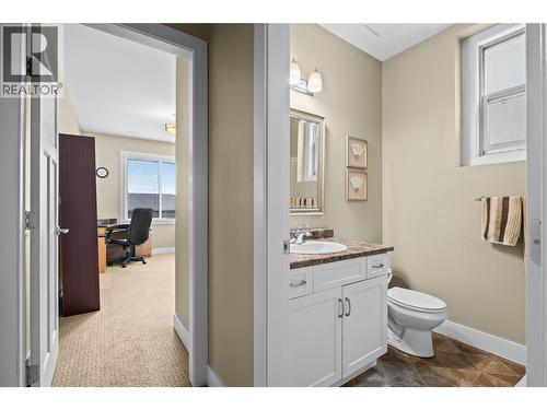 2421 Glacier Court Unit# 2, Kelowna, BC - Indoor Photo Showing Bathroom