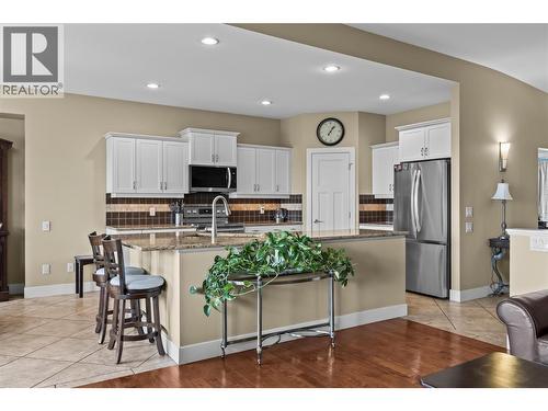2421 Glacier Court Unit# 2, Kelowna, BC - Indoor Photo Showing Kitchen