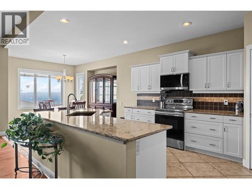 2421 Glacier Court Unit# 2, Kelowna, BC - Indoor Photo Showing Kitchen