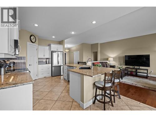 2421 Glacier Court Unit# 2, Kelowna, BC - Indoor Photo Showing Kitchen