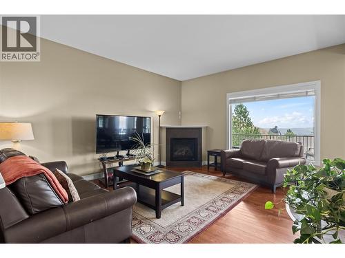 2421 Glacier Court Unit# 2, Kelowna, BC - Indoor Photo Showing Living Room With Fireplace